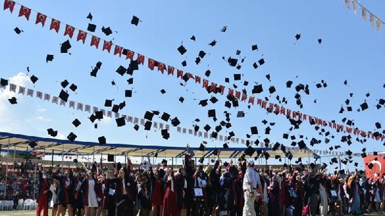 Eğitim Fakültesinde 1500 öğrenci kep fırlattı