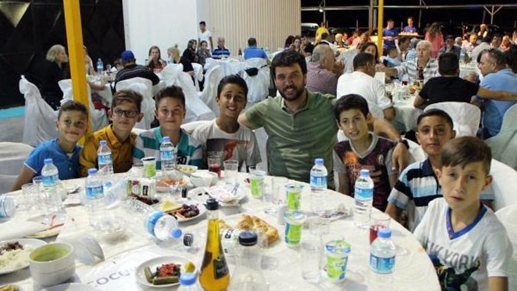 Fabrika bahçesinde bin kişilik iftar