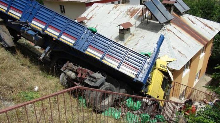 Freni boşalan TIR evin üzerine uçtu