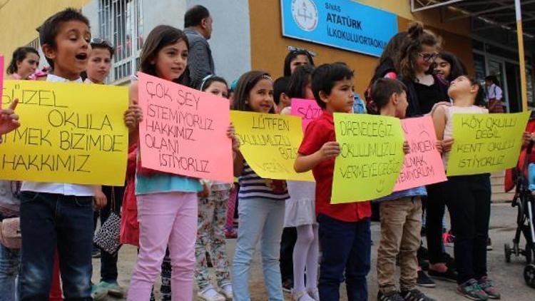 Karnelerini alıp, protesto gösterisi yaptılar