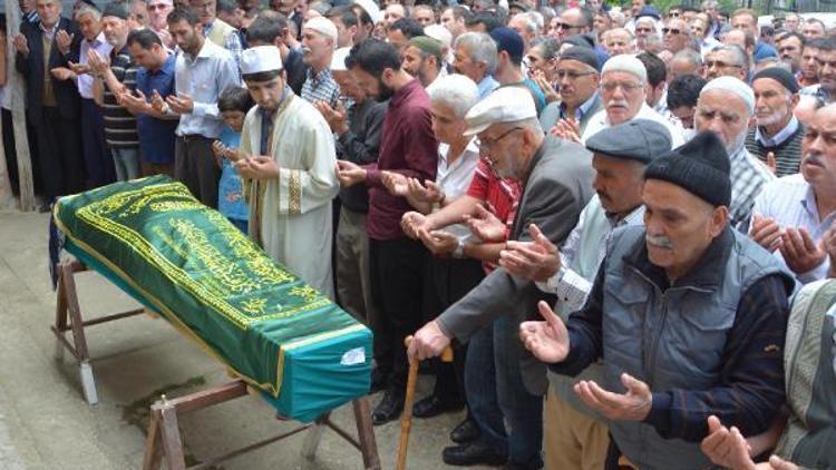 Kamyondan düşen gaz betonlarının öldürdüğü kadın Karabükte toprağa verildi