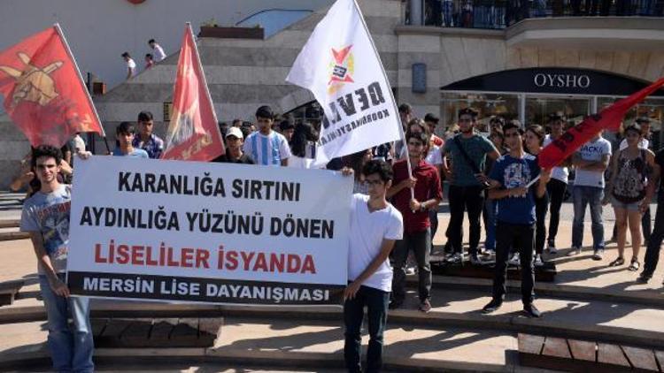 Mersinde liseliler eğitim sistemini protesto etti