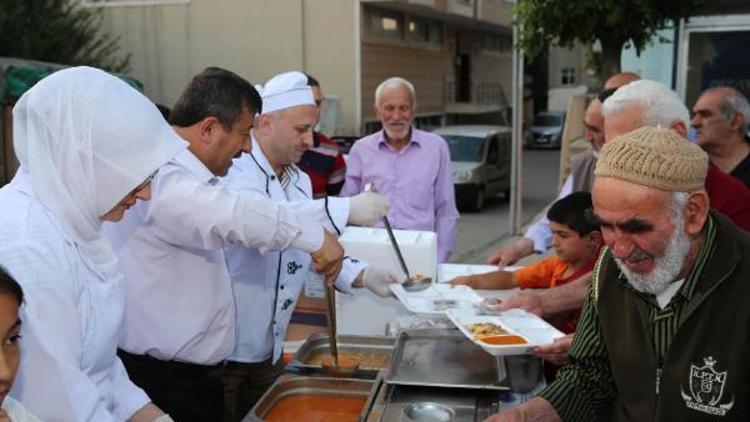 Darıcada her akşam düzenlenen iftar programlarında Osmanlı gelenekleri yaşatılıyor