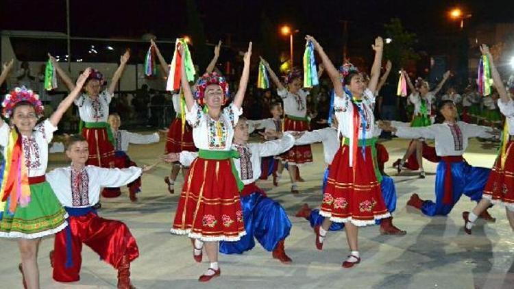 Ayvalıkta uluslararası halk oyunları festivali