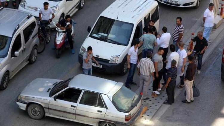 El freni çekilmeyen oto, trafiği kilitledi