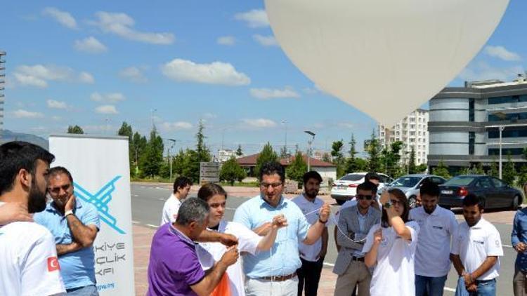 Gençler yüksek irtifa balonunu gökyüzüne bıraktı