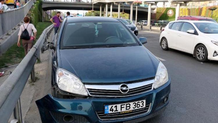 Kaskı kafasından çıkan motosiklet sürücüsü beton zemine çakıldı