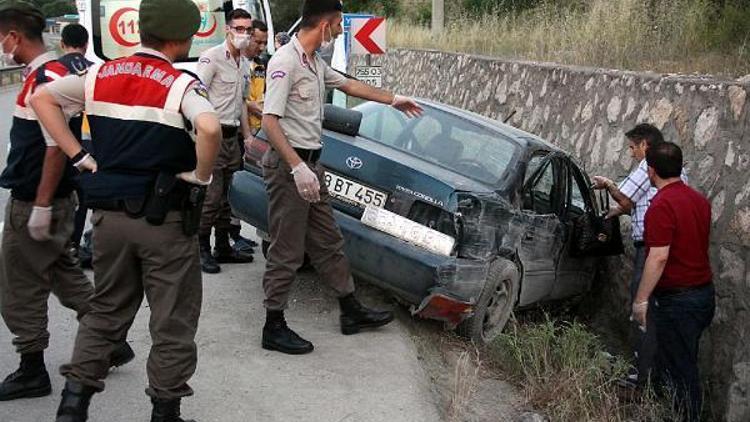 Otomobil istinat duvarına çarptı: 1 ölü, 4 yaralı