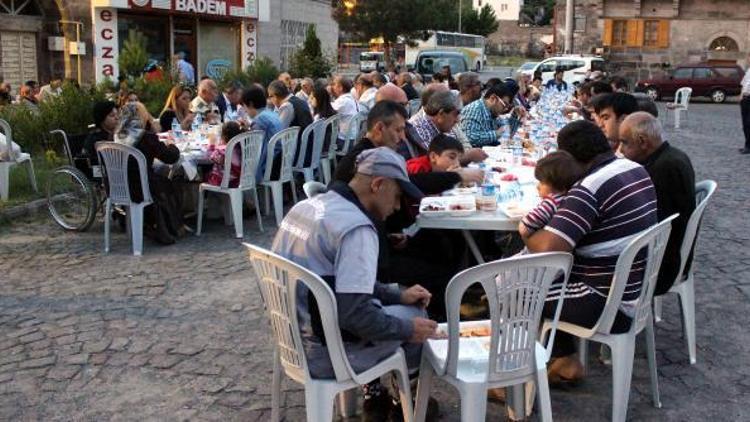 Talas Tanıtım Sosyal Yardımlaşma ve Dayanışma Derneği iftar yemeği verdi