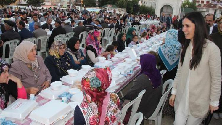 Ak Parti Genel Başkan Yardımcısı Çiğdem Karaaslan vatandaşlarla iftar ve sahur yaptı