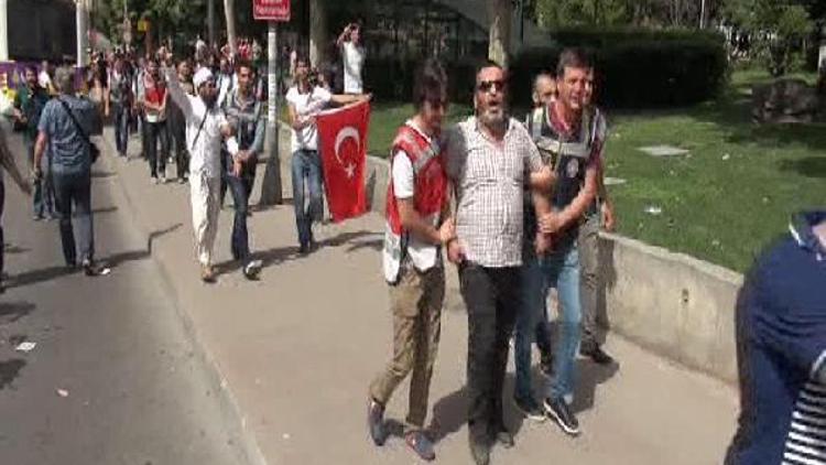 Fotoğraflar // Trans Onur Yürüyüşüne karşı Taksim gelen gruplara polis engel oldu