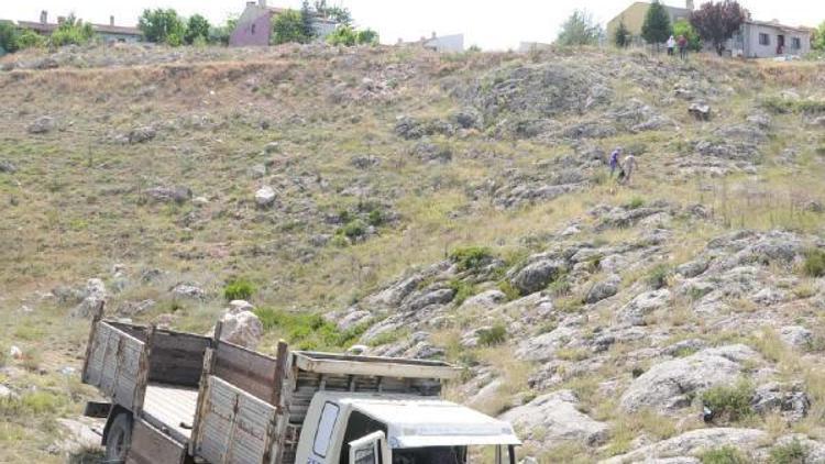 Freni boşalan kamyon kayalara çarptı; 2 yaralı