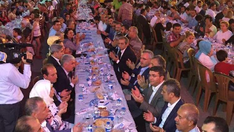 AK Parti Hatay İl Teşkilatının iftarına 5 bin kişi katıldı