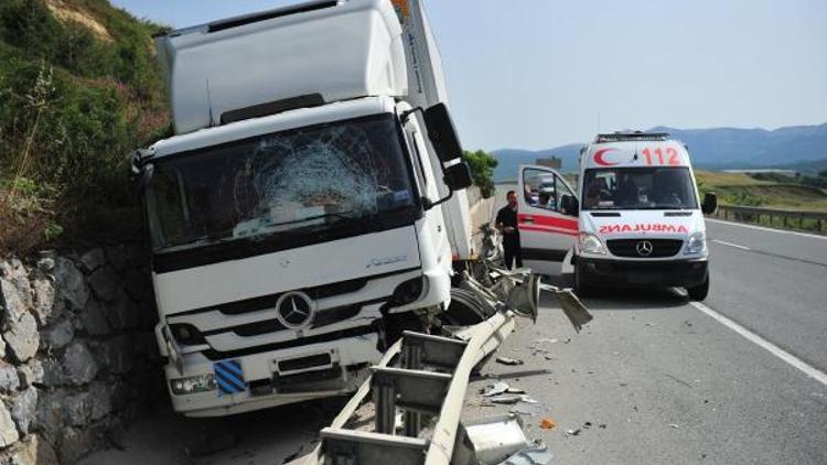 Sürücüsünün direksiyon başında uyuduğu iddia edilen kamyon bariyerleri parçaladı