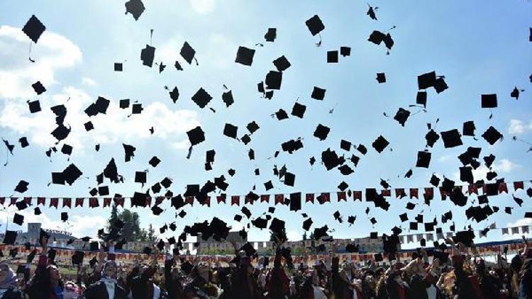 Fen Edebiyat Fakültesinde mezuniyet coşkusu