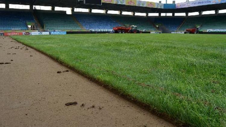 Çaykur Rizespor’un stadının zemini hibrit çime dönüştürülüyor