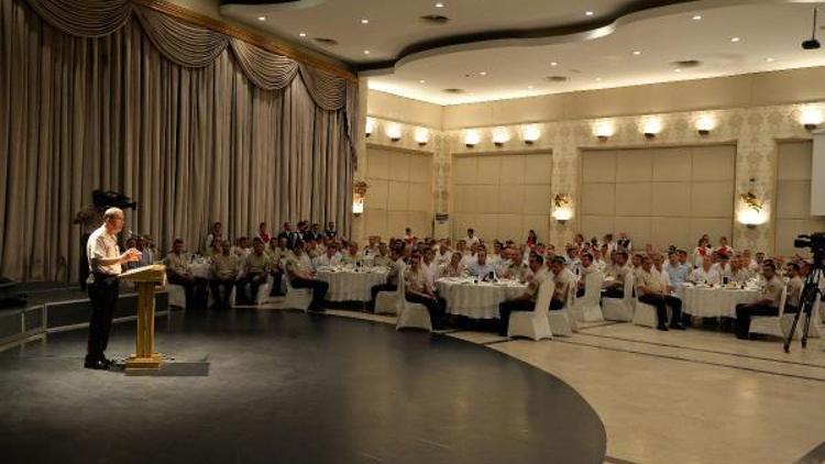 Genelkurmay Başkanı Akar, astsubaylarla iftarda bir araya geldi