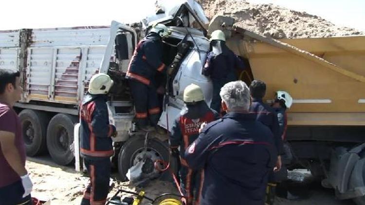 Şilede hafriyat kamyonları çarpıştı; 1 kişi öldü (2)