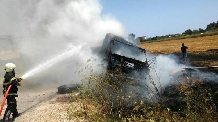 Kasasındaki saman balyaları alev alan kamyon kül oldu