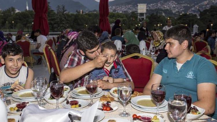 Dünya yetimler gününde anlamlı iftar