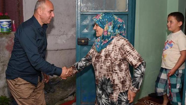 Başkan Togar ve eşi çat kapı gittikleri evde oruç açıyor