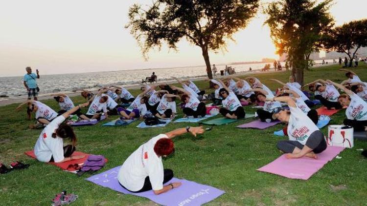 Karşıyaka sahilinde 200 kişi yoga yaptı