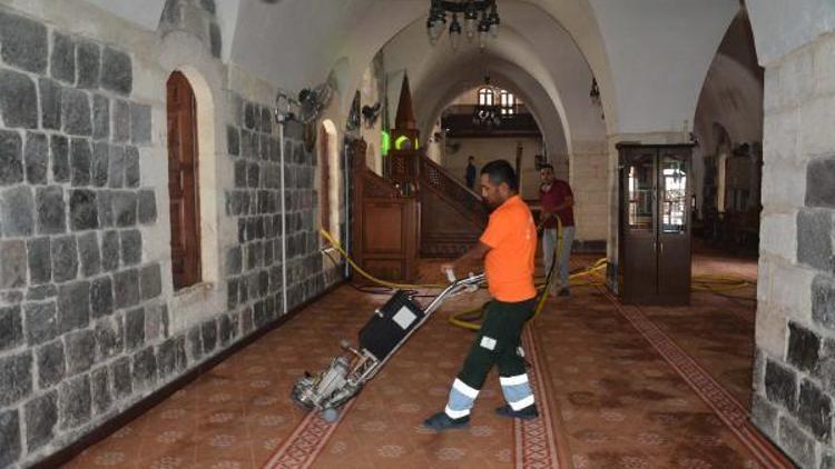 Kiliste camiler temizleniyor