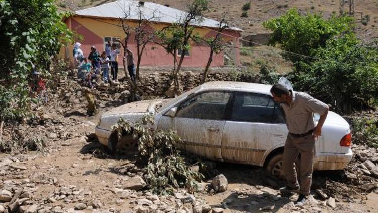 Hakkaride sel:  300 koyun telef oldu 10 ev hasar gördü