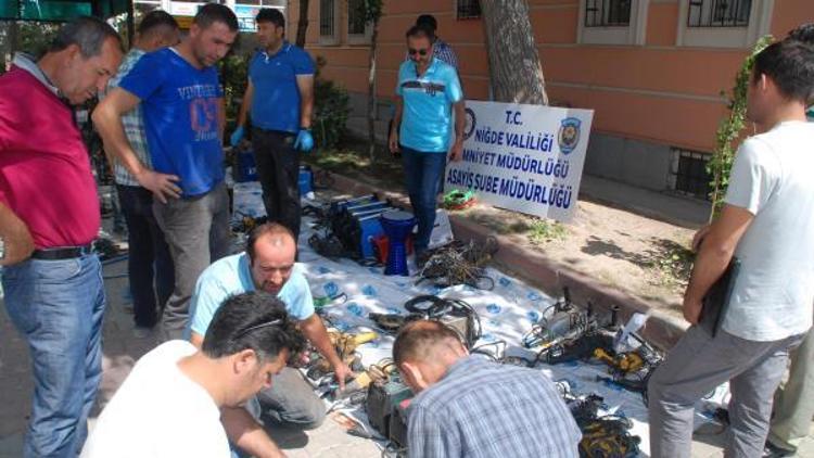 Kaza yapınca yakalanan hırsızların çaldıkları sahiplerine teslim edildi