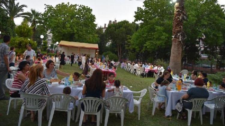 Yuvadaki çocuklarla iftar