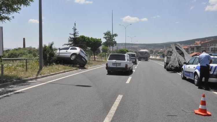 Otomobil inşaat demiri yüklü kamyonete arkadan çarptı