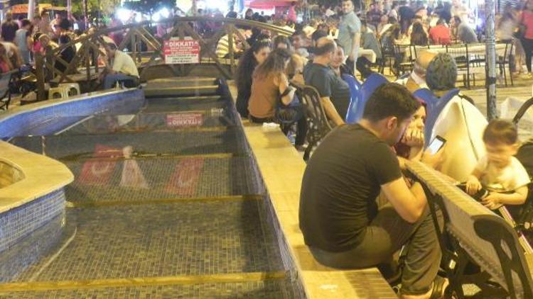 Avcılarda sıcaktan bunalanlar iftardan sonra soluğu dışarıda aldı