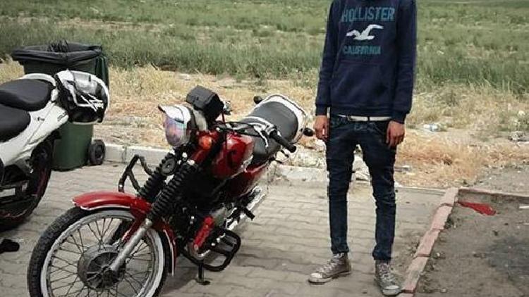 Kasksız motosikletli genç kazada öldü