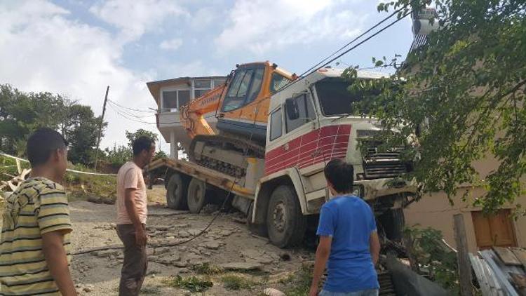 Freni boşalan iş makinesi yüklü TIR eve çarptı