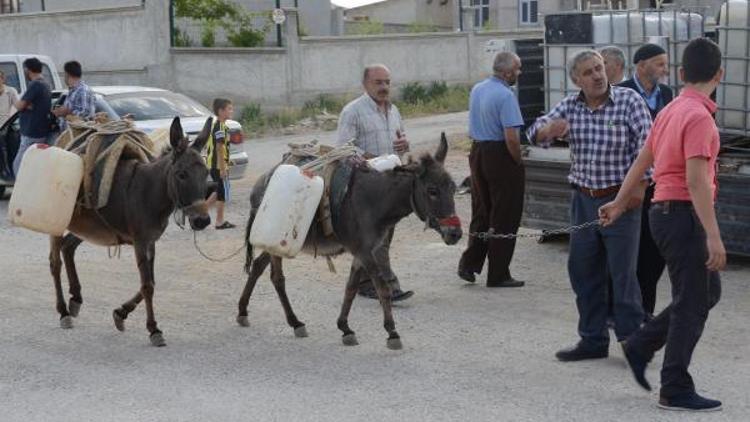 30 günder eşeklerle evlerine su taşıyorlar