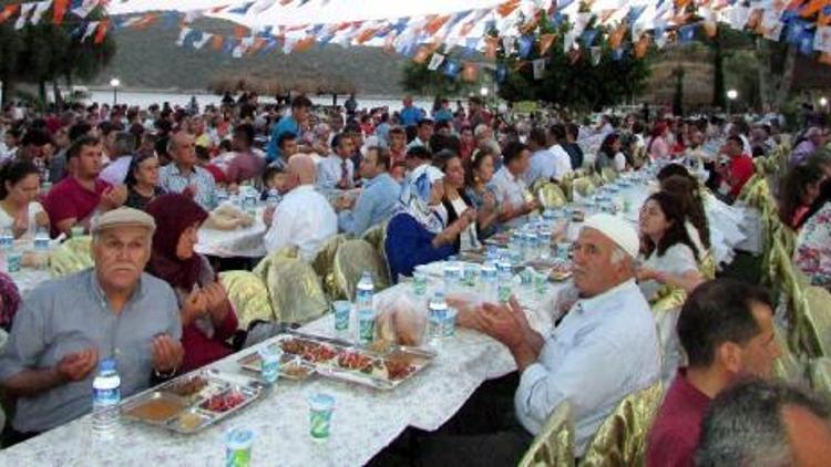 Ak Partililer iftarda buluştu