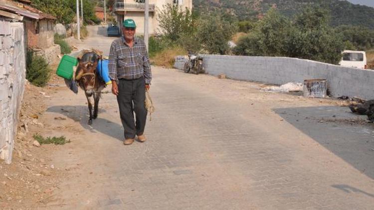 At ve eşekle su taşıyorlar