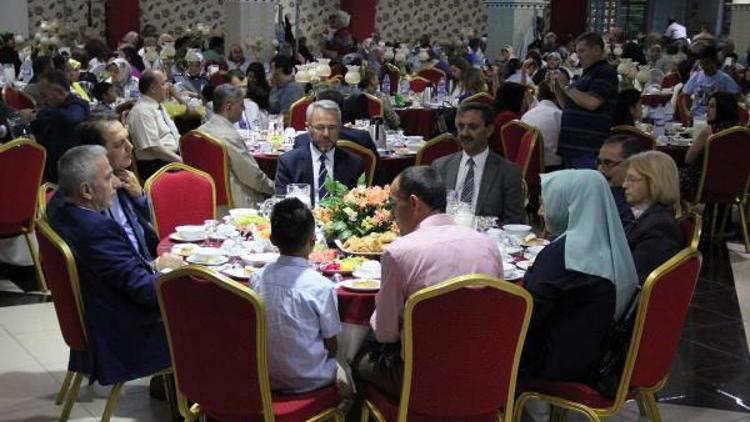 Vali Kamçı, koruyucu aile ve çocuklarla iftarda buluştu