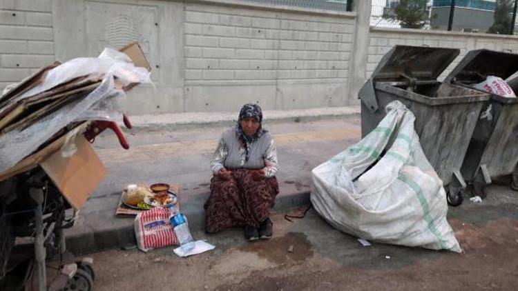 Atık karton topladığı çöplerin arasında oruç açıyor