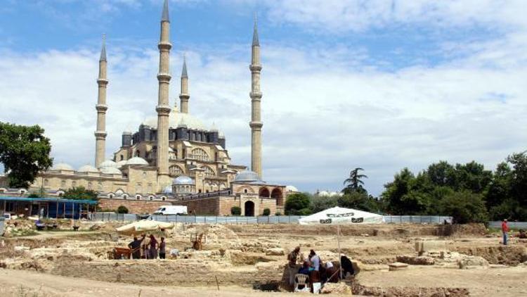 Edirne’de tarihi han kazısında Roma mezarlığı bulundu