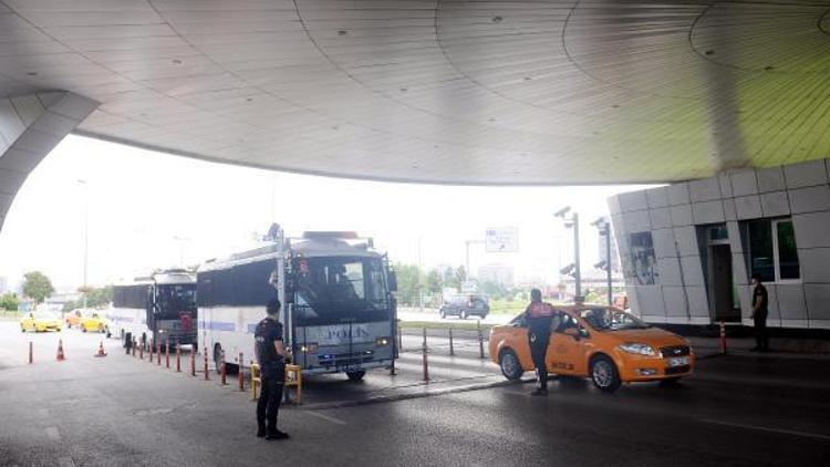 Teröristin kendini patlattığı yerde delik oluştu