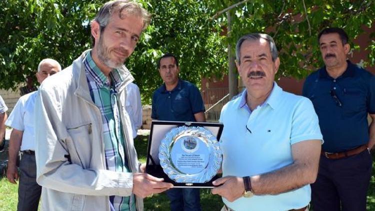 Başkan Gürsoy’a eğitimcilerden plaket