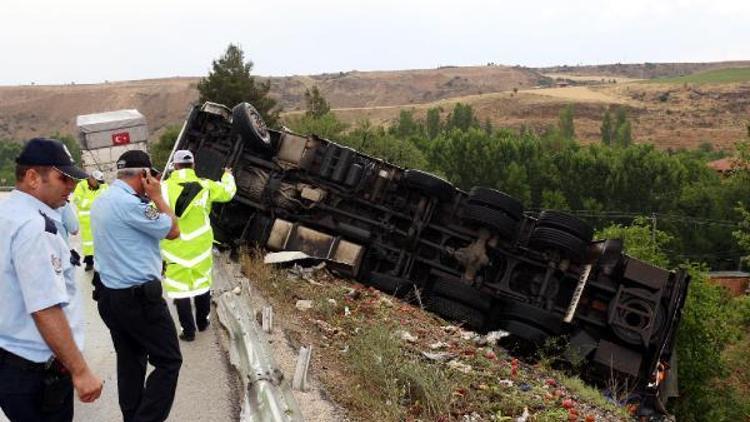 Burdurda sebze yüklü kamyon devrildi: 2 yaralı