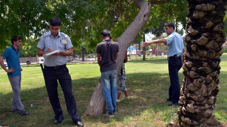 Dilenmeyen kardeşini ağaca bağlayıp dövdü