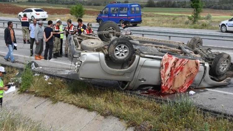 Takla atan kamyonet 30 metre sürüklendi: 1 ölü, 3 yaralı