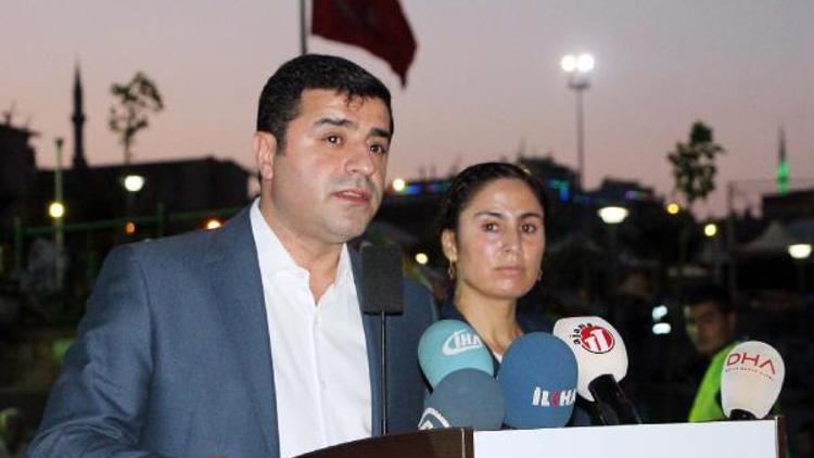 Demirtaş: Erdoğan, Başbakanı taşeron işçi gibi kapı önüne koydu