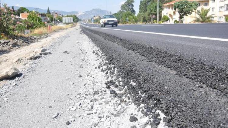 Asfaltla yükselen yol esnafın kabusu oldu