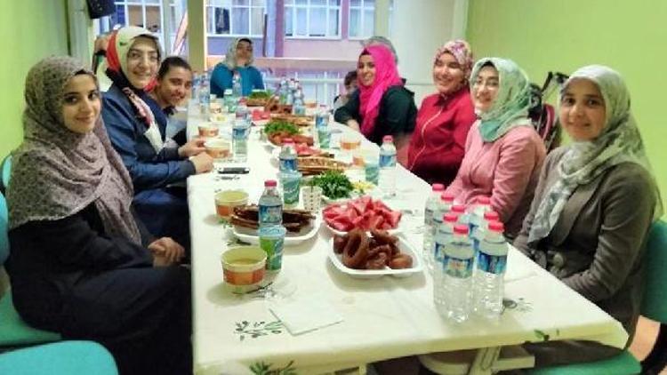 İşitme engelliler, iftarda buluştu