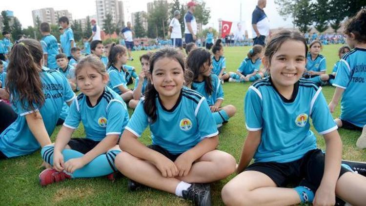 Büyükşehir Belediyesi yaz futbol okulları başladı