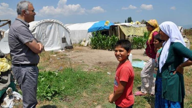 CHPli Sarıbal ve meslek odası başkanları mevsimlik işçilerin çadırını ziyaret etti